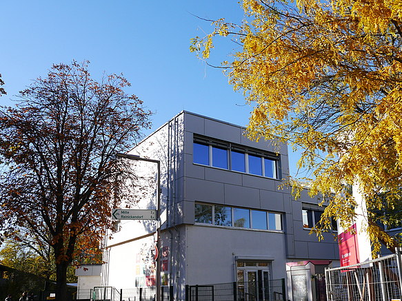 Graues, mehrgliedriges Gebäude