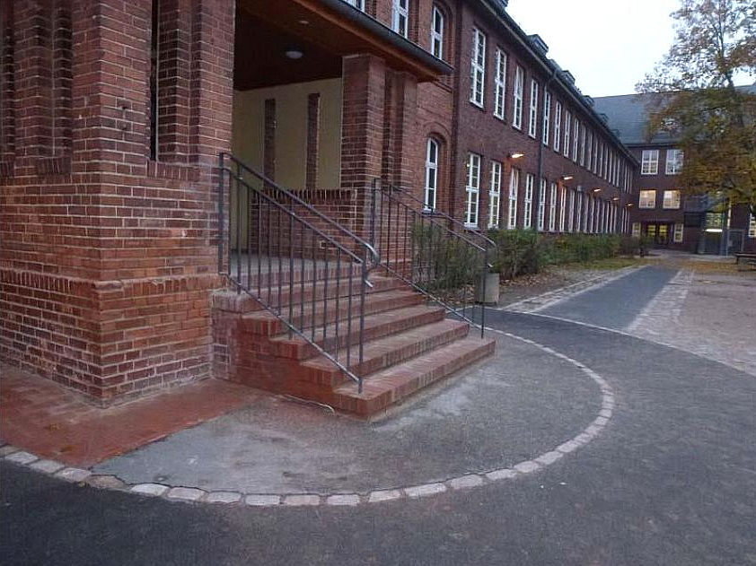 Eingang eines mehrflügeligen Gebäudes aus Backstein