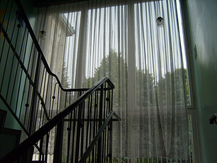 Treppenhaus mit großen Fenstern