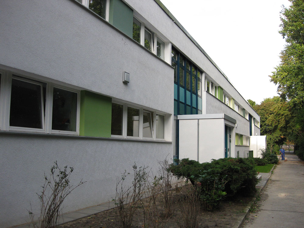 Fassade einer Plattenbaukita