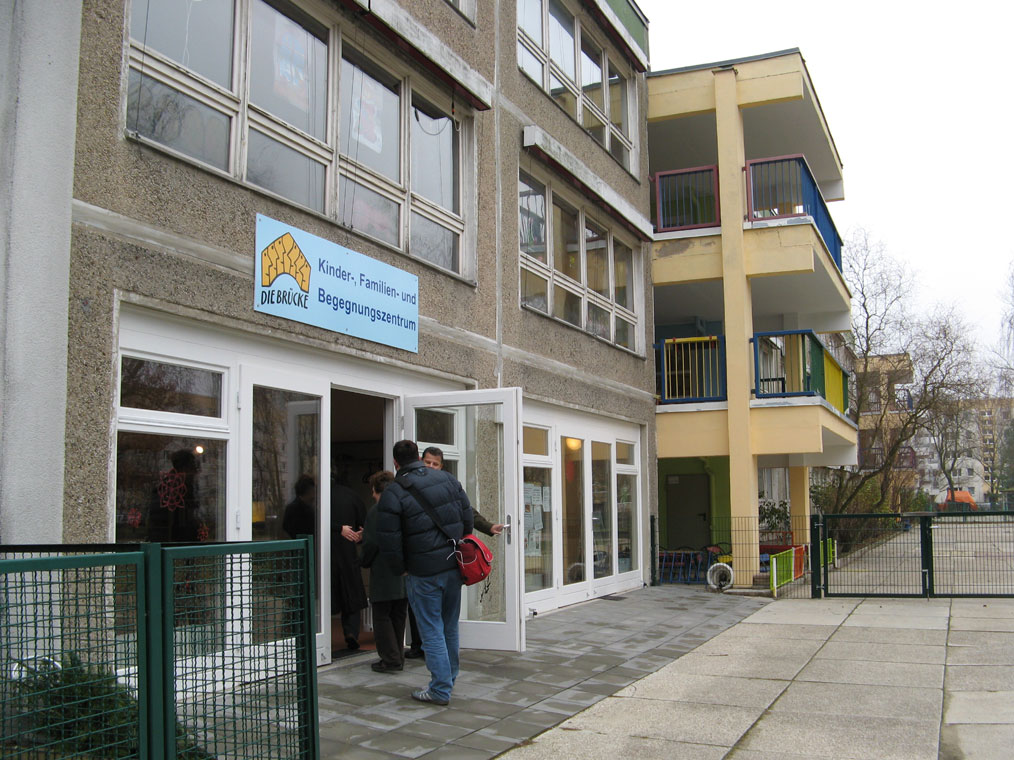 Eingang Typenkita, Schild: Kinder, Familien- und Begegnungszentrum Die Brücke