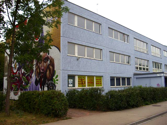 Hellblauer Dreigeschosser, Graffiti an der Giebelwand