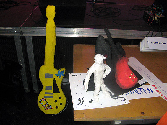 Kleines Modell mit gelber Gitarre und Gitarrist