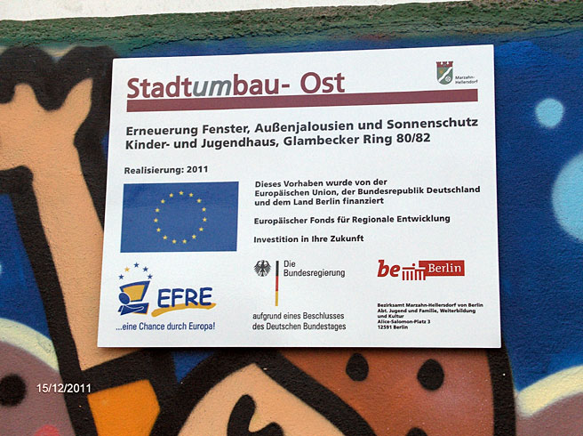 Das Bauschild steht