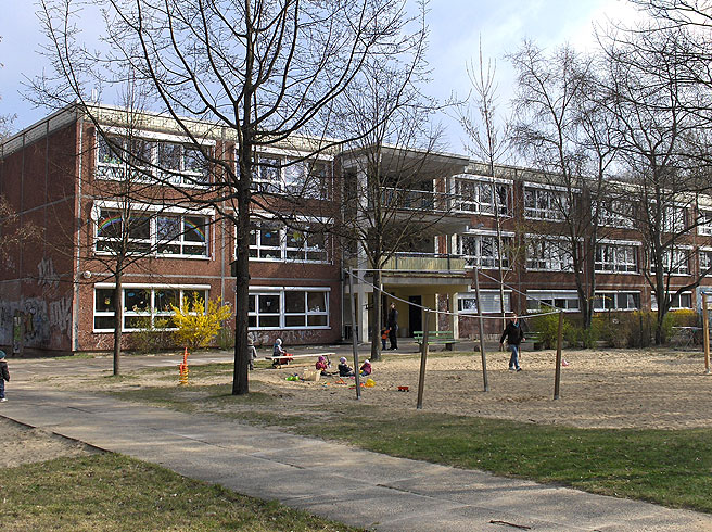 Neue Fenster, Sonnenschutz und Rollläden auch auf der Gartenseite Typenbaukita, Gartenseite im Frühjahr