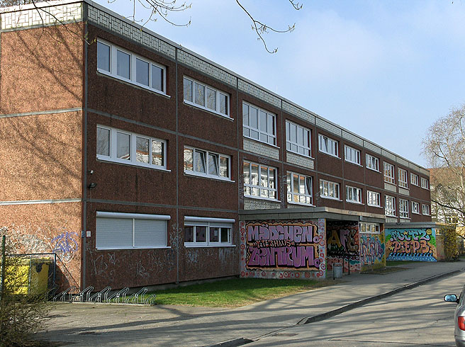 Das Gebäude am Glambecker Ring 80 bekam neue Fenster sowie Rollläden im Erdgeschoss