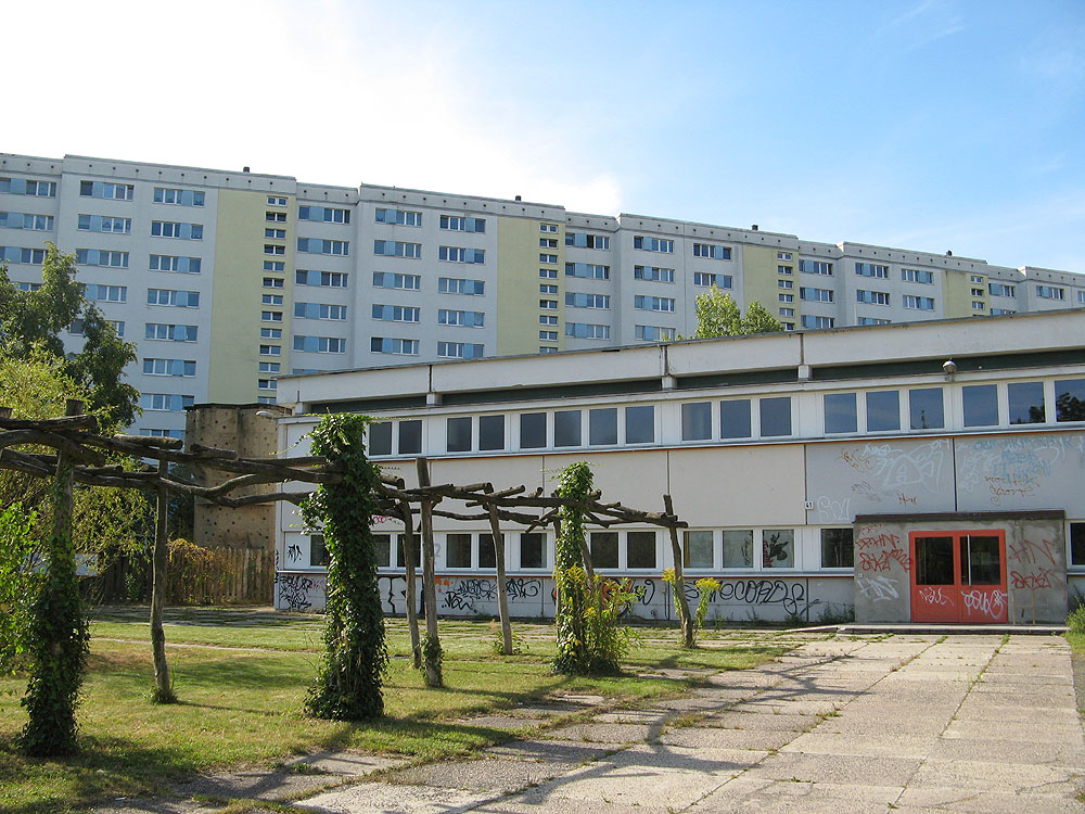 Sporthalle mit Außenanlagen