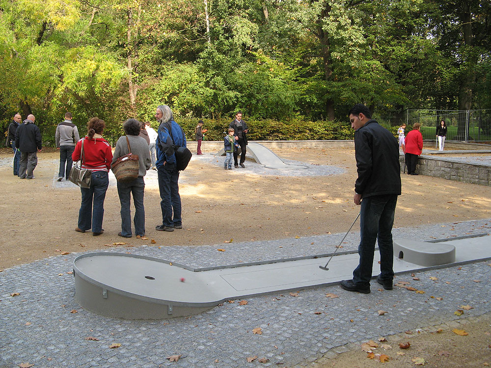 Minigolfplatz mit Sportlern