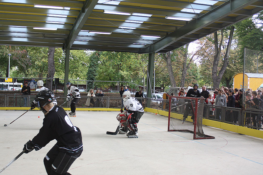 Hockeyspiel der Männer unterm Dach
