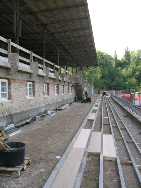 Tribünensockel ohne Putz, Stufen werden erneuert