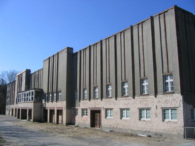 Fassade im Jugendstil unsaniert, Erdgeschoss ohne Putz