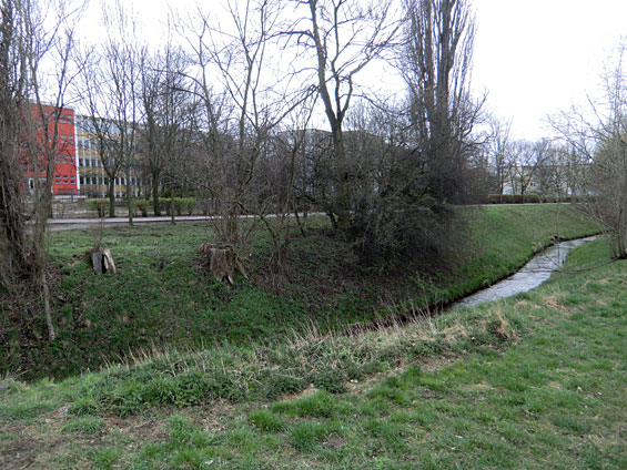 Blick über die Panke in Richtung Schule