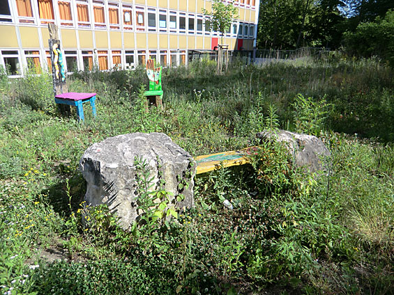 Die Schülerinnen und Schüler haben selbstgebaute Sitzmöbel aufgestellt