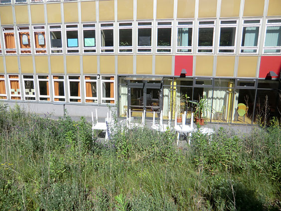 Kleine Sitzecke vor der Mensa