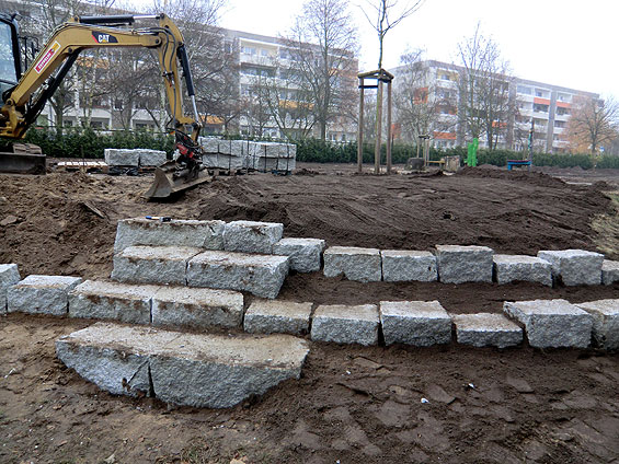 Die Sitzsteine werden als Stufen in die Böschung eingebracht