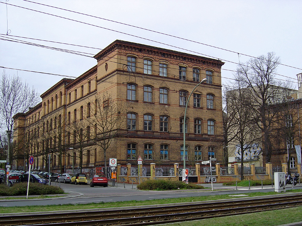 Backsteinbau an Hauptverkehrsstraße