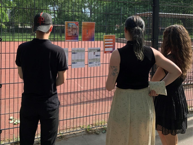 Werbung für die Umfrage am benachbarten Bolzplatz