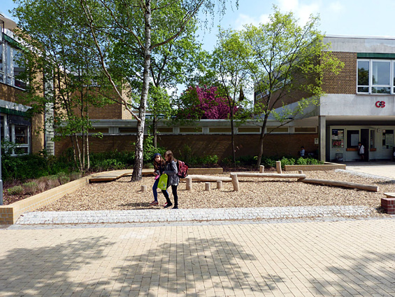 Die neue Bewegungslandschaft vor der Grundschule im Beerwinkel
