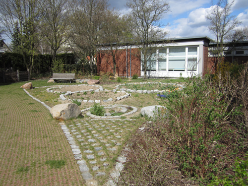 Im Schülergarten können die Schülerinnen und Schüler von und mit der Natur lernen