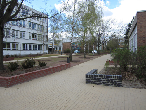 Der Schulhof zwischen Sporthalle und Oberschule nach seiner Fertigstellung im Frühjahr 2012