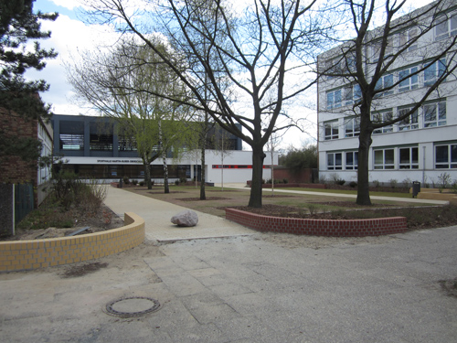 Der Schulhof zwischen Sporthalle und Oberschule nach seiner Fertigstellung im Frühjahr 2012