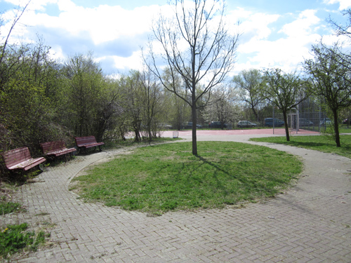 Die südöstliche Schulhoffläche der Martin-Buber-Oberschule, mit den Bauarbeiten wird 2013 begonnen
