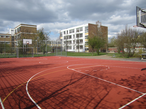 Der Belag der Mehrzweckspielfläche wurde bereits 2011 erneuert